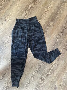 Arhleta salutation Black & Charcoal Camo High-Waist Joggers